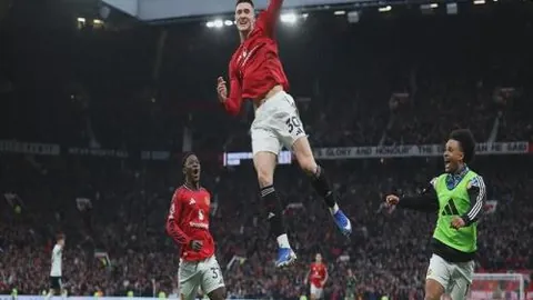 广州“百狮斗艳”18支醒狮队争夺“狮王”称号