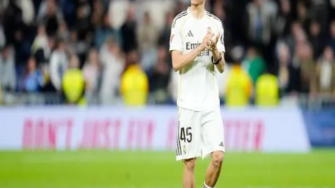 “逆手绝技频现，击球角度令人咋舌解说员惊叹不已”